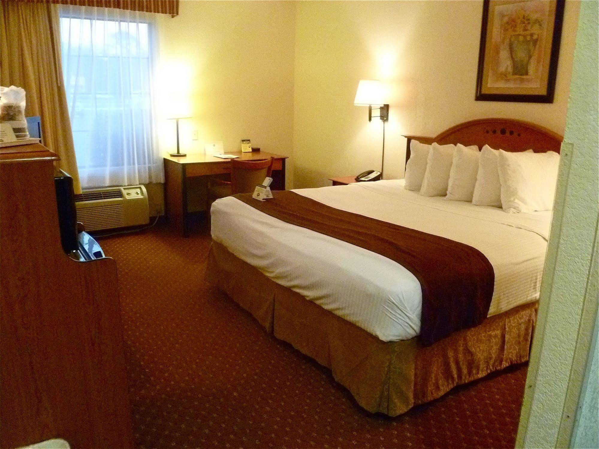 Baymont By Wyndham Hinesville Fort Stewart Area Екстер'єр фото